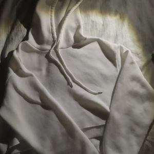 Vit hoodie - Varm och bekväm hoodie i ny skick 