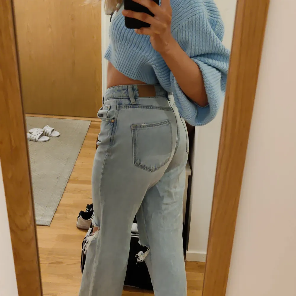 Jättefina Stradivarius highwaist jeans med hål i 💕 Kommer inte till användning längre tyvärr :/ Är 173cm, har storlek 36 och de passade mig jättebra ☺️ Kan mötas om du bor i Stockholm 💕. Jeans & Byxor.