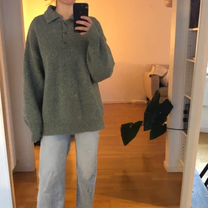 Stickad oversized tröja från Zara - Oversized stickad tröja från Zara. Ber om ursäkt för att bilderna är dåliga, bara att skriva om någon vill ha bättre bilder! Bara använd någon gång. Köpare betalar frakt