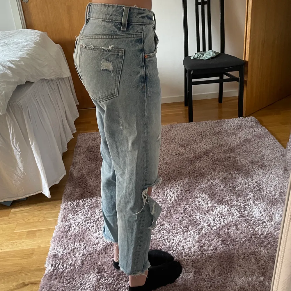 Skitsnygga jeans med hål från zara. Perfekta till våren/sommaren. ⚡️. Jeans & Byxor.