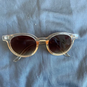 Solglasögon - Skriv vid intresse