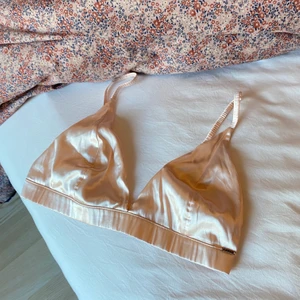 Satin bralette - Ljusrosa satinbralette från Lindex märke Ella M. Storlek M. Passar B/C kupa. Använd 2-3 gånger💕 Köparen står för frakten 