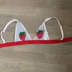 Bh från monki i xs  - Jätte fin bh som passar perfekt på en xs. Jag skulle säga att storleken är ganska liten. 