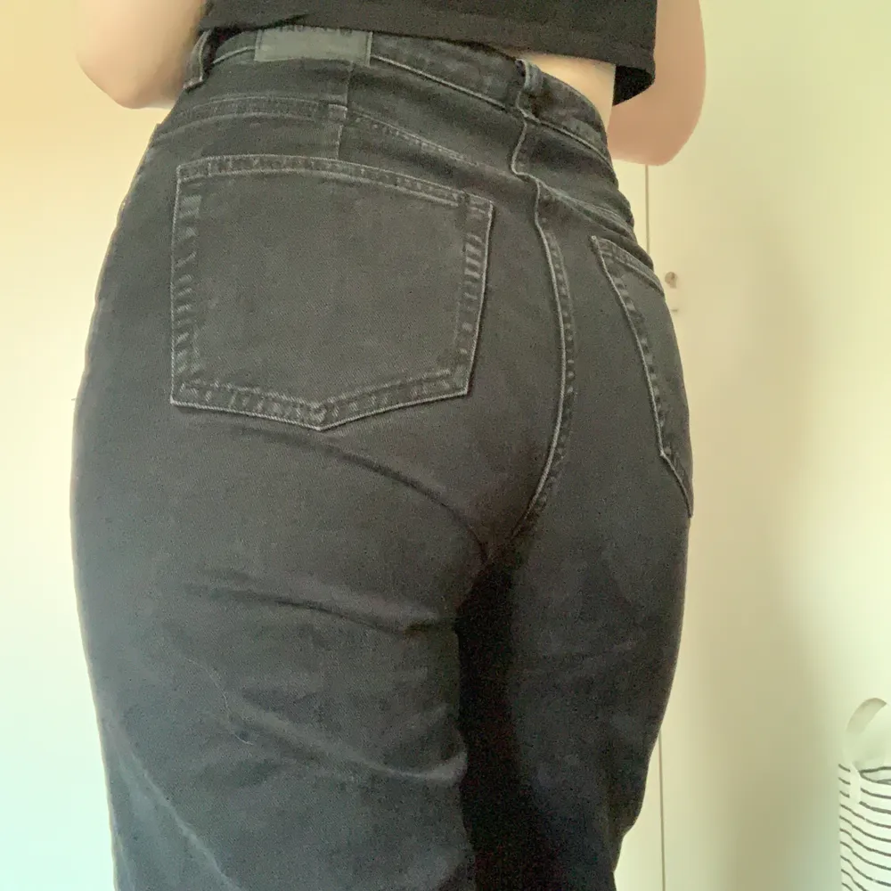 svarta jeans i modellen ace från weekday. storlek 28/32 (28 i midjan, 32 i längd) 100kr + 66kr i frakt 🌻. Jeans & Byxor.