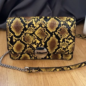  ormmönstrad väska - Skitcool gul ormönstrad väska med litet fack köpt på zara för några år sedan!🐍💛🧡 150kr ink frakt 