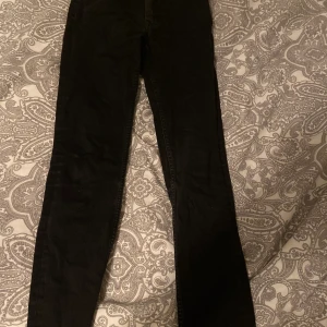 Svarta jeans - Helt vanliga svarta jeans, sitter tight i midjan och är perfect långa på mig som är 164 cm!❤️ Köpare står för frakt!