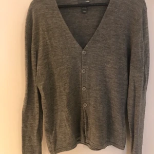 Grå ullkofta stl M - Grå ullkofta med knappar framtill, mjuk, knappt använd, fint skick 