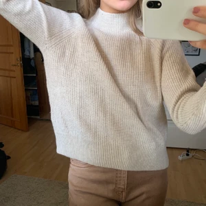 Stickat weekday - Stickad beige tröja från weekday i storlek XS, använd men är i bra skick! Köparen står för frakten💕