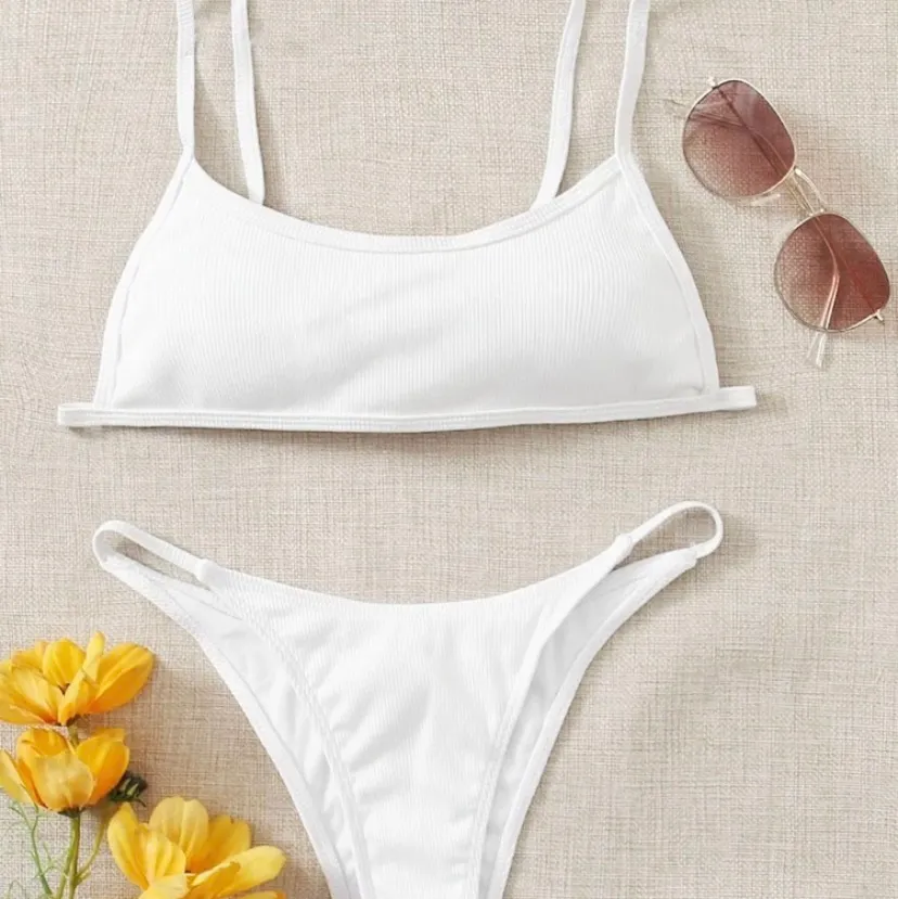 En vit SHEIN bikini. Väldigt fin och väldigt bra kvalitet. Säljer pga att jag köppte i fel storlek. Köparen står för frakt ❤️❤️. Övrigt.