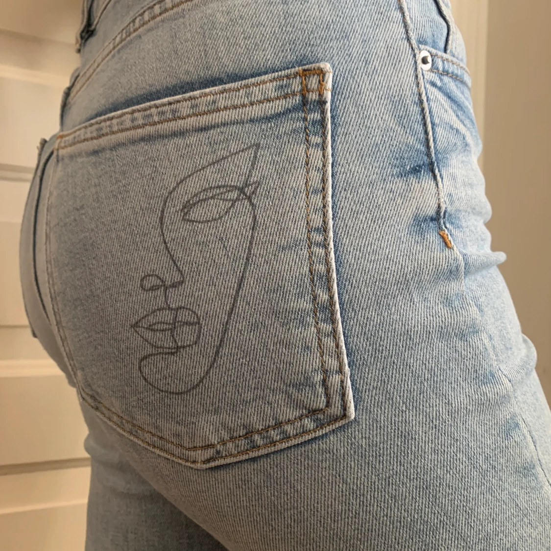 Blåa jeans med ansikte på bakfickan - 90