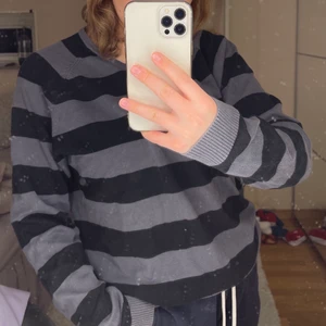 Randig tröja - Randig långärmad tröja i strl XL som funkar på både tjej och kille. Hämtas i Sollentuna. 