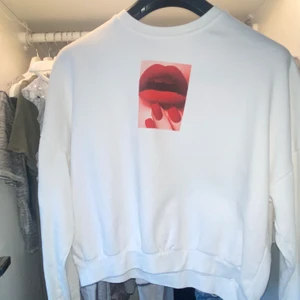 Hoodie - Säljer denna tjocktröja inköpt på carlings för 1 år sedan, endast använd vid två tillfällen 🤍 