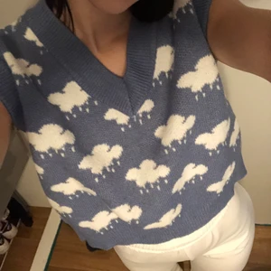stickad väst - blå stickad väst i nyskick! sticks inte överhuvudtaget 💘