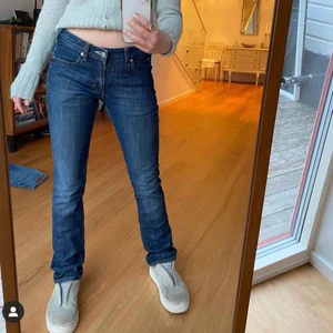 Lågmidjade acne jeans  - Lågmidjade acne jeans i bra kvalite, endast använda ett fåtal gånger 