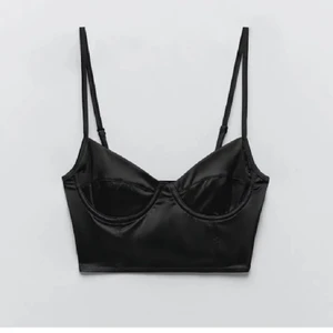 Linne från zara - Säljer det här slutsålda linnet/toppen från zara. Köpte den här på Plick, men passa tyvärr inte. Helt oanvänd, prislapp finns kvar. Buda från 120kr eller köp direkt för 160kr. Köparen står för frakt!