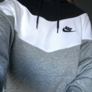 Hoodie från Nike - Huvtröja från Nike som är mycket lite använd. Köpare står för frakt. Nypris 599kr