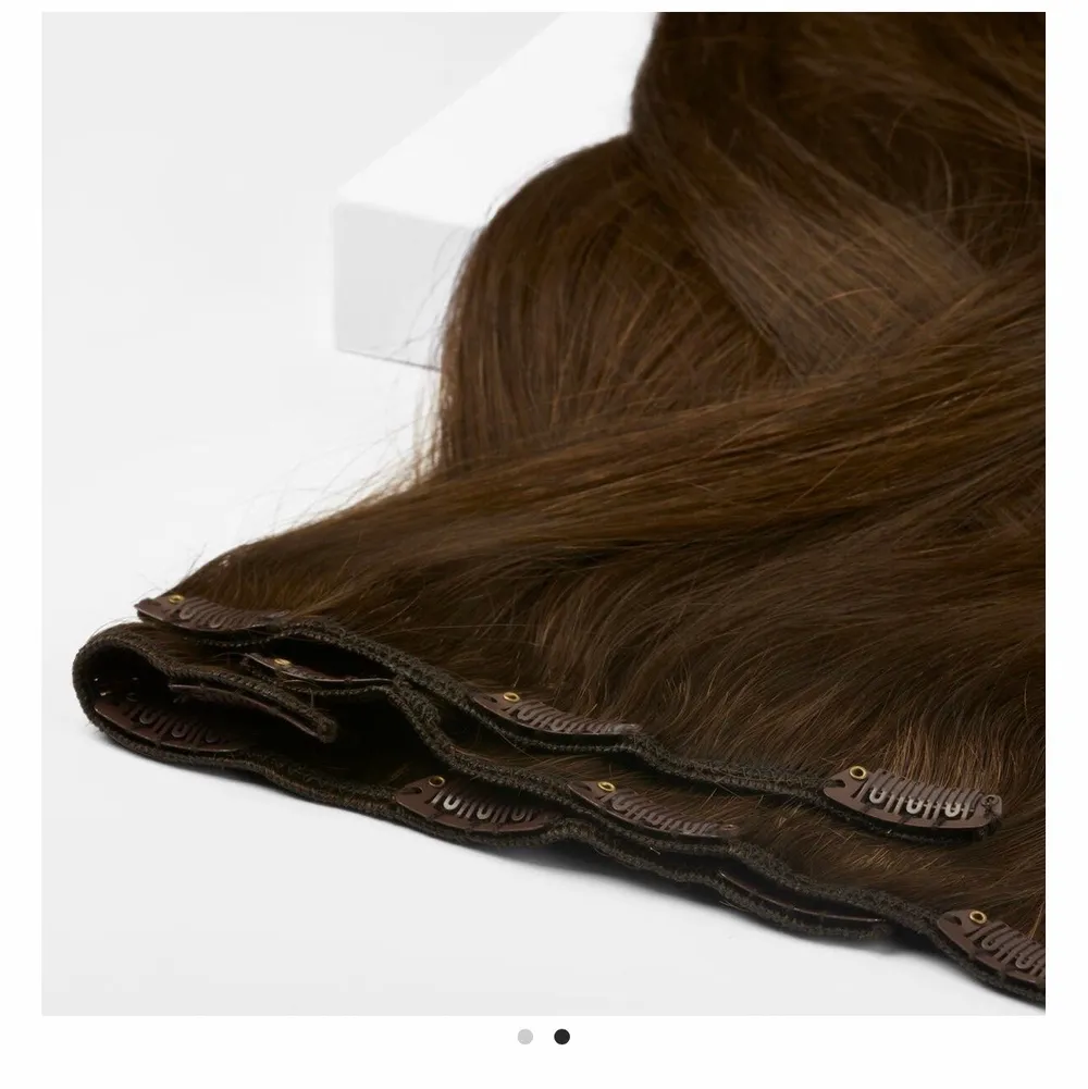 Säljer helt oanvända clip in extensions från Rapunzel of Sweden! Säljer på grund av att jag har bytt hårfärg och att de aldrig hann komma till användning. Helt oanvända. Köpta för 1049kr säljer för 800kr(pris kan diskuteras). 2.0 Dark Brown längden 40cm!. Övrigt.