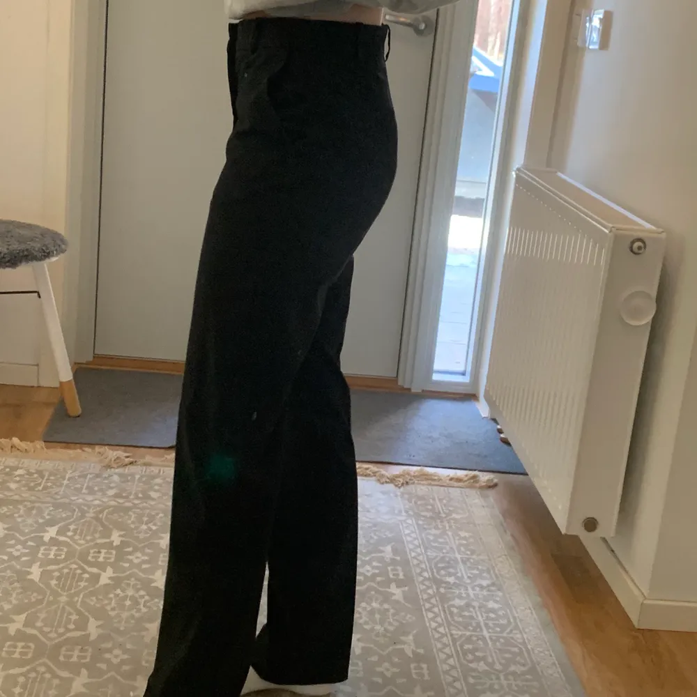 Svarta kostymbyxor i asnajs fit🥰 storlek 36 så sitter snyggt oversized på mig som är 34. Köparen står för frakten och priset går att diskutera ❤️. Jeans & Byxor.