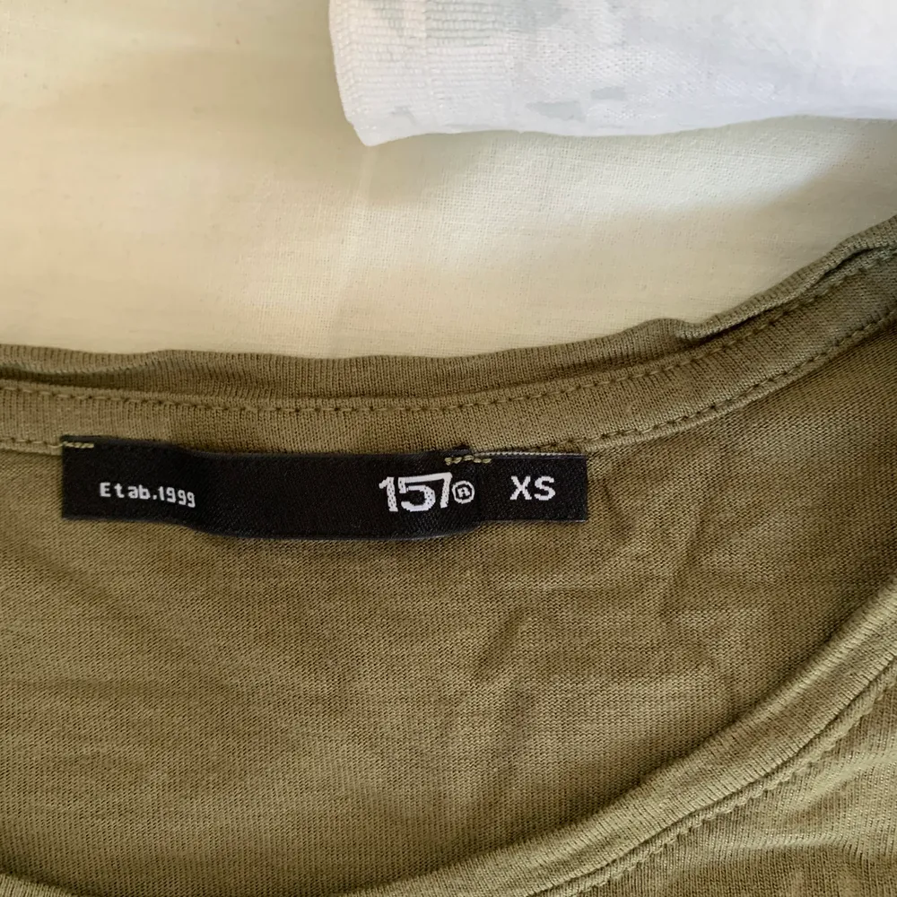Grön tröja från lager 157, sjukt bekvämt material men har inte fått användning av den över huvudtaget, frakten ingår inte i priset😊. T-shirts.