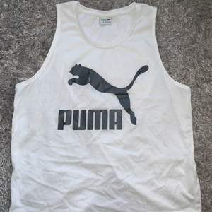 Jag säljer detta Puma linnet, i stk 152. Det är aldrig använt och är i nyskick. Den har en fin detalj på ryggen och är fin att ha till en viss aktivitet eller hemma. 