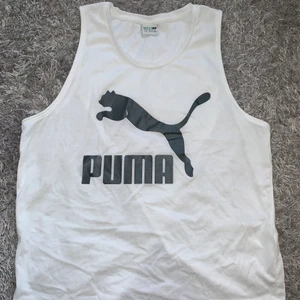 Puma Linnet, stk 152 - Jag säljer detta Puma linnet, i stk 152. Det är aldrig använt och är i nyskick. Den har en fin detalj på ryggen och är fin att ha till en viss aktivitet eller hemma. 