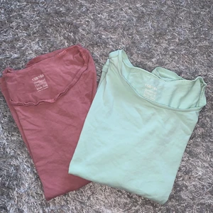 Basic T-shirts, stk 158-164 - Jag säljer två vanliga t-shirts i färgen ljusblå och lila/rosa. De är i bra skick och inga skador. Det är synd att kasta de och därför säljer jag dem för billigt pris. De är för små för mig och därför ska jaha sälja de, stk 158-164.