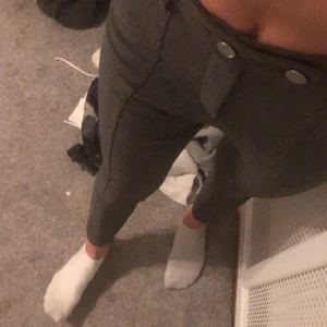 Kostymbyxor storlek s! Från river island  - Fina kostymbyxor. Tyvärr har jag ingen användning för dem. Möts upp på Östermalm