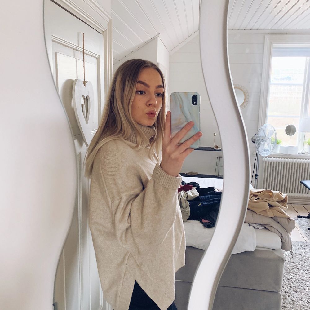 Funderar på att sälja denna favorit tröjan då den inte kommer till så mycket användning längre. Den är iallafall såå fin med slits och lite större och längre med snygg polo!. Stickat.