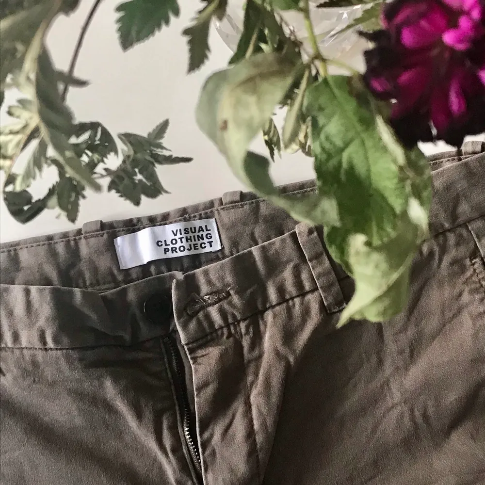 Chinos från märket ”Visual clothing projekt” köpta på MQ 👖 Byxorna är i färgen ”Day Chino” och översättningen blir typ bruna isch Storleken är 33' (tips är att kolla på MQs hemsida för vad man kan översätta 33' till)  Inköpspris: 500kr men DU får de för 89kr +frakt   #chinos #byxor #mq. Jeans & Byxor.