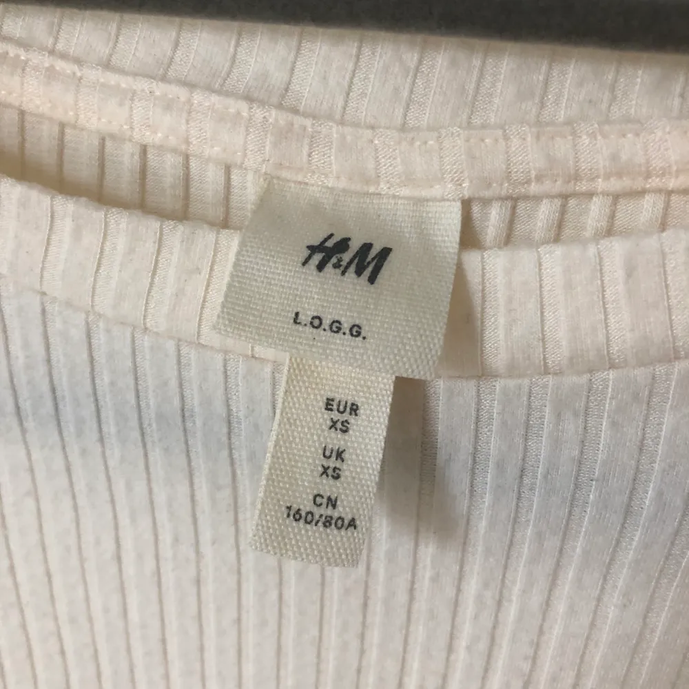 Mjuk och skön t-shirt från H&M. Stl XS. Oanvänd!. T-shirts.