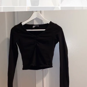 Tajt svart tröja - Tröjan är superfin men har tyvärr blivit lite för liten för mig. Den går ungefär till naveln så den e ganska kort men passar till nästan allt💞 Bra skick och inga skador så som fläckar eller hål💞