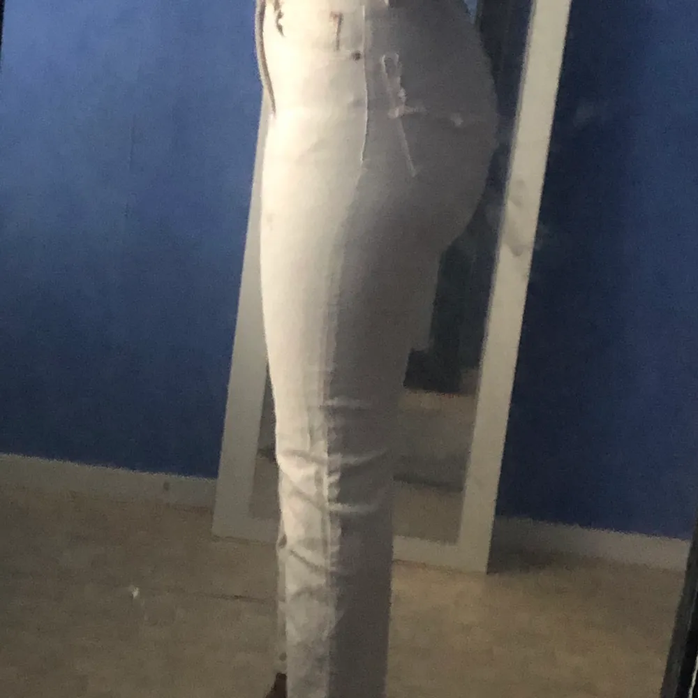 Vita jeans typ skinny men inte riktigt.. Jeans & Byxor.
