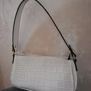 Vit baguette väska  - Vit baguette väska. Använd 2 gång. Har blivit lite märken på handtaget (se bild), annars är den som ny