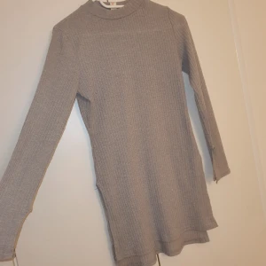 Tröja med slits - Super fin lång tröja med slits både nertill och vid armar.