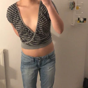 Ball tröja - En supersöt grårandig omlott tröja, går att anpassa längd vilken gör den så klockren!!🤠 Kontakta mig gärna vid frågor!