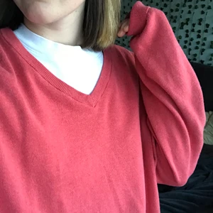 Röd tröja - En superhäftigt röd tröja färgen är nästan lite korall i tonerna. Den är ganska oversized men tycker personligen om det väldigt mycket🥰  