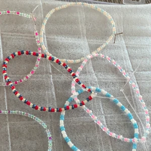 Handgjorda armband - Egengjorda armband. Säljer inte bara de på bilden utan kan göra valfri design. Färgerna ni kan välja mellan ser ni på bild 2 och 3, jag kan skicka fler bilder privat💗 säljer billigt, skriv vad ni kan tänka er för pris💗 frakt kostar 11 kr