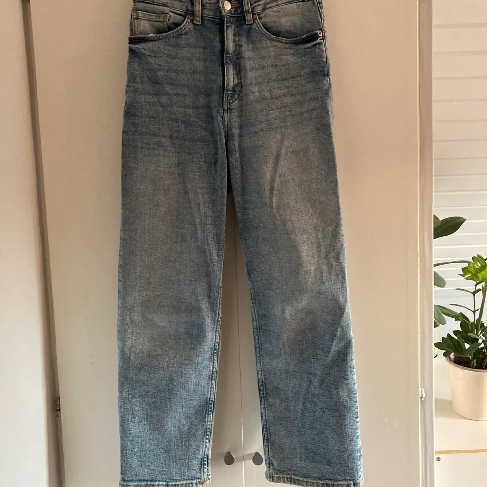 Superfina jeans från Monki i nyskick. Är lite korta på mig som är 175 cm. I nyskick. Köpta för 400. Köparen står för frakten. 🦋. Jeans & Byxor.