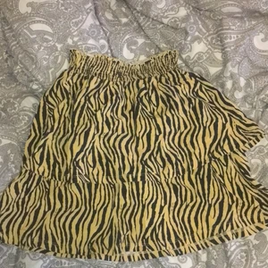 Gul kjol med zebra mönster  - Fint skick,Köpt förra sommaren. Använt 3 gånger. Köpare står för frakt 45kr