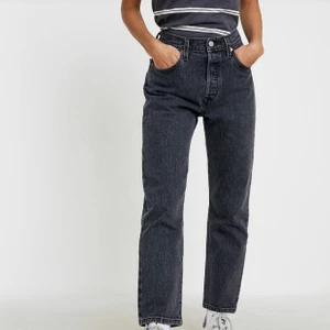 Levis 501 - Säljer ett par levis jeans 501 som jag thriftade nånstans i LA. Sitter typ tajt på rumpan pösigare där nere, högmidjade. Har flera stycken blåa & det är verkligen mina favvo jeans! Hör av er 💗