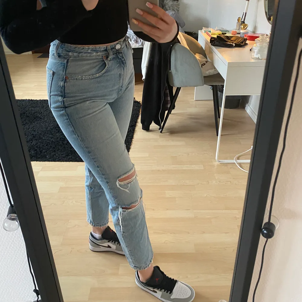 Jeans med slitningar från Zara, endast använda en gång tyvärr! Passar Strl 34-38 beroende på vilken passform man vill ha. Köparen står för frakt💓💓. Jeans & Byxor.