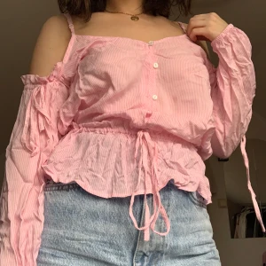 Rosa- & vitrandig blus! - Blus från H&M. Mjukt bomullsmaterial! Kan justera efter önskad passform.