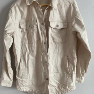 Jeansjacka  - Har två rätt lika av denna så jag säljer denna vidare, lite längre och super skön! Använd ungefär 2-3 gånger 