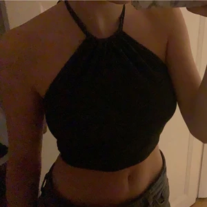 Festtopp  - Skiitsnygg glittrig(se andra bilden) festtopp!⚡️ Knyts i nacken, en 36a men skulle passa både 34 och 38!😌🥰  aldrig använd, med prislapp kvar! BUD: 80+frakt 