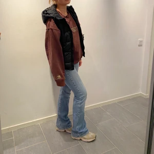 Väst med luva - Perfekt nu till våren! Frakt på 64 eller så möts vi på söder 💓