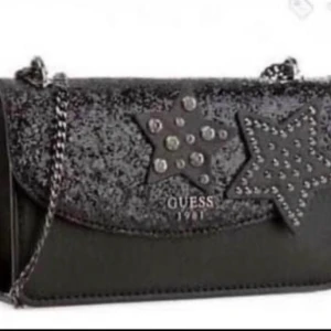 Guess handväska endast  - Endast använd 1 gång. Finns i Vallentuna men kan även mötas upp i stan