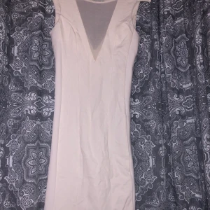 Klänning - Fin vit klänning från chiquelle❤️aldrig använd. Kan mötas upp i Norrköping men kan även frakta och köparen står för frakt🥰