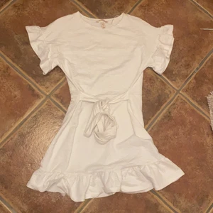 Vit volangklänning från h&m - Jättesöt volangkkänning från H&M, super söt!!! Storlek S. 