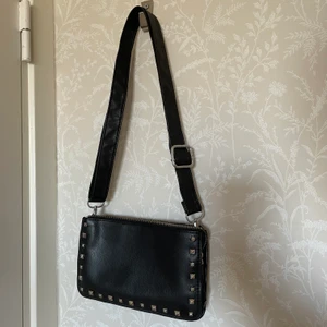 Väska från Zara - Fin liten väska från zara med nitar. Tre olika fack i väskan. 