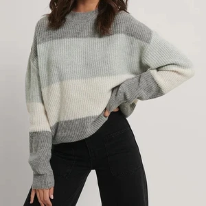 Oversize stickad tröja NAKD - Slutsåld på NAKD, orginalpris 399kr. Säljer den då den inte kommer till användning. Jätte skönt material, väldigt lent. Den är ganska oversize så passar definitivt en S och en M. Priset är exl frakten som är spårbar och ligger på 66kr.